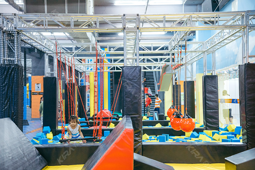 蹦床運動公園內(nèi)的忍者道拓展